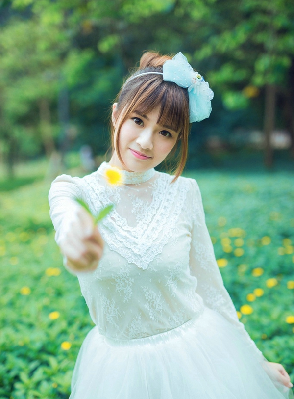 “末将也愿听从先生调遣，迎奉冠军侯入蜀！”卓扬连忙第一个跪下，紧跟着又有数名将领跟着卓扬跪下。